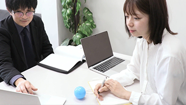 本社玄関前の写真
